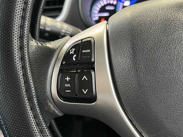 スズキ ワゴンＲ スティングレー X 石川県 2014(平26)年 6.5万km クリスタルホワイトP 純正SDナビ/・Bluetooth/・AM/・FM/・ワンセグTV/・USB/・HDMI/・iPod/・video/プリクラッシュ/・バックカメラ/・フロントグリルイルミネーション/・LEDヘッドライト/・フォグランプ/・オートライト/・純正アルミホイール/・純正フロアマット/・ステアリングリモコン/・シートヒーター/・スマートキー/・プッシュスタート/・ETC/・ドアバイザー