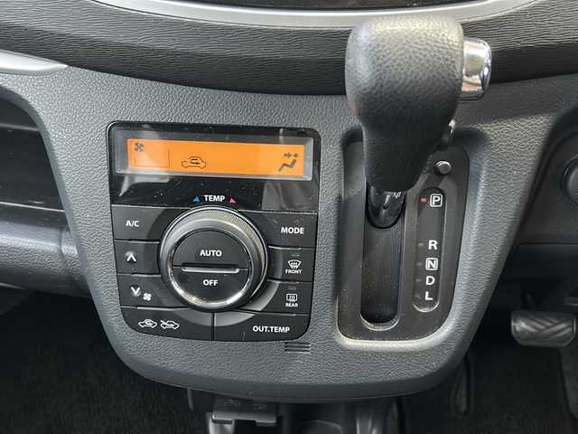 スズキ ワゴンＲ スティングレー X 石川県 2014(平26)年 6.5万km クリスタルホワイトP 純正SDナビ/・Bluetooth/・AM/・FM/・ワンセグTV/・USB/・HDMI/・iPod/・video/プリクラッシュ/・バックカメラ/・フロントグリルイルミネーション/・LEDヘッドライト/・フォグランプ/・オートライト/・純正アルミホイール/・純正フロアマット/・ステアリングリモコン/・シートヒーター/・スマートキー/・プッシュスタート/・ETC/・ドアバイザー