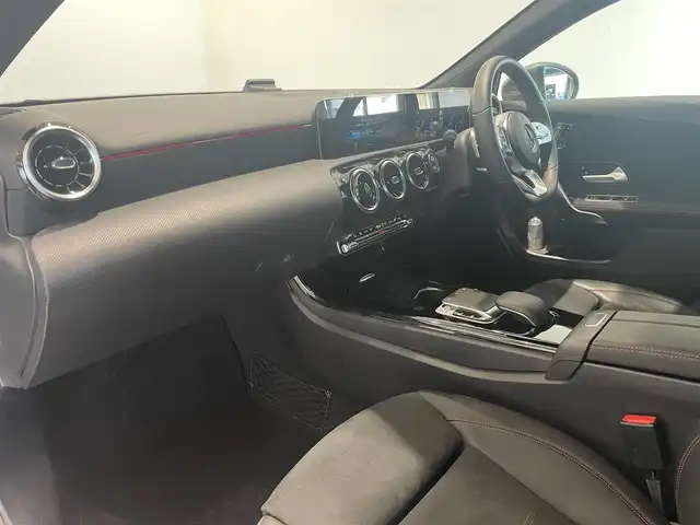 メルセデス・ベンツ Ａ１８０ スタイル AMGライン 愛知県 2018(平30)年 3.1万km マウンテングレー レーダーセーフティＰＫＧ　/ナビゲーションＰＫＧ　/ハーフレザー　/シートヒーター　/ＭＢＵＸ　/Ｂｌｕｅｔｏｏｔｈ　/フルセグＴＶ　/バックカメラ　/ＡＣＣ　/ＬＣＡ　/ＬＫＡ　/ＢＳＭ　/ワイヤレスチャージ　/ＥＴＣ２．０/プッシュスタート/アイドリングストップ/ウィンカーミラー