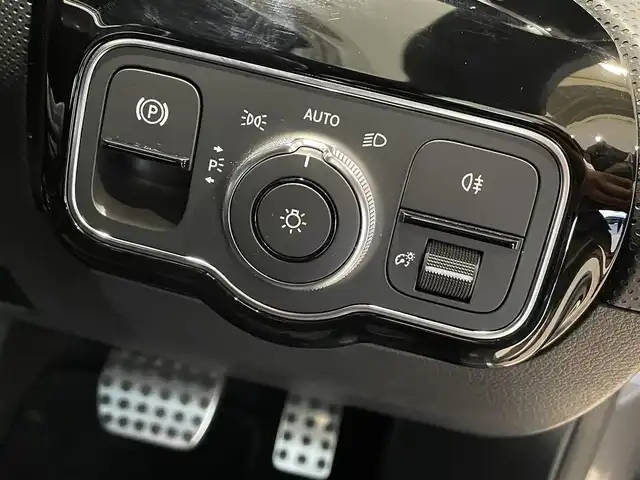 メルセデス・ベンツ Ａ１８０ スタイル AMGライン 愛知県 2018(平30)年 3.1万km マウンテングレー レーダーセーフティＰＫＧ　/ナビゲーションＰＫＧ　/ハーフレザー　/シートヒーター　/ＭＢＵＸ　/Ｂｌｕｅｔｏｏｔｈ　/フルセグＴＶ　/バックカメラ　/ＡＣＣ　/ＬＣＡ　/ＬＫＡ　/ＢＳＭ　/ワイヤレスチャージ　/ＥＴＣ２．０/プッシュスタート/アイドリングストップ/ウィンカーミラー