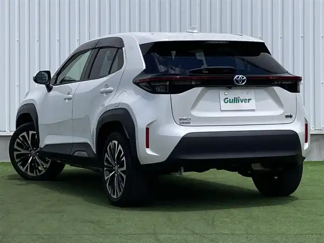 トヨタ ヤリスクロス ハイブリッド Z 香川県 2022(令4)年 1.8万km プラチナホワイトパールマイカ 登録時走行距離：17916km/メーカー純正ナビ機能付きディスプレイオーディオ/　BT接続 フルセグTV/全方位カメラ/前後ドライブレコーダー/ビルトインETC/プリクラッシュセーフティシステム/レーンキープアシスト/レーダークルーズコントロール/クリアランスソナー/ブラインドスポットモニター/オートハイビーム/LEDヘッドライト/オートライト/フォグランプ/電動格納ウィンカーミラー/ハーフレザーシート/シートヒーター/パワーシート/オ－トホールド機能付き電子パーキングブレーキ/革巻きステアリング/ステアリングスイッチ/ステアリングヒーター/プッシュスタート/スマートキー/スペアキー