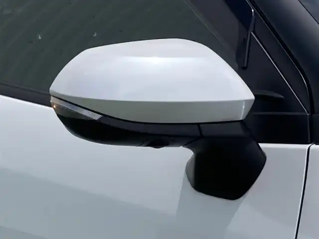 トヨタ ヤリスクロス ハイブリッド Z 香川県 2022(令4)年 1.8万km プラチナホワイトパールマイカ 登録時走行距離：17916km/メーカー純正ナビ機能付きディスプレイオーディオ/　BT接続 フルセグTV/全方位カメラ/前後ドライブレコーダー/ビルトインETC/プリクラッシュセーフティシステム/レーンキープアシスト/レーダークルーズコントロール/クリアランスソナー/ブラインドスポットモニター/オートハイビーム/LEDヘッドライト/オートライト/フォグランプ/電動格納ウィンカーミラー/ハーフレザーシート/シートヒーター/パワーシート/オ－トホールド機能付き電子パーキングブレーキ/革巻きステアリング/ステアリングスイッチ/ステアリングヒーター/プッシュスタート/スマートキー/スペアキー