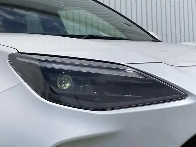 トヨタ ヤリスクロス ハイブリッド Z 香川県 2022(令4)年 1.8万km プラチナホワイトパールマイカ 登録時走行距離：17916km/メーカー純正ナビ機能付きディスプレイオーディオ/　BT接続 フルセグTV/全方位カメラ/前後ドライブレコーダー/ビルトインETC/プリクラッシュセーフティシステム/レーンキープアシスト/レーダークルーズコントロール/クリアランスソナー/ブラインドスポットモニター/オートハイビーム/LEDヘッドライト/オートライト/フォグランプ/電動格納ウィンカーミラー/ハーフレザーシート/シートヒーター/パワーシート/オ－トホールド機能付き電子パーキングブレーキ/革巻きステアリング/ステアリングスイッチ/ステアリングヒーター/プッシュスタート/スマートキー/スペアキー
