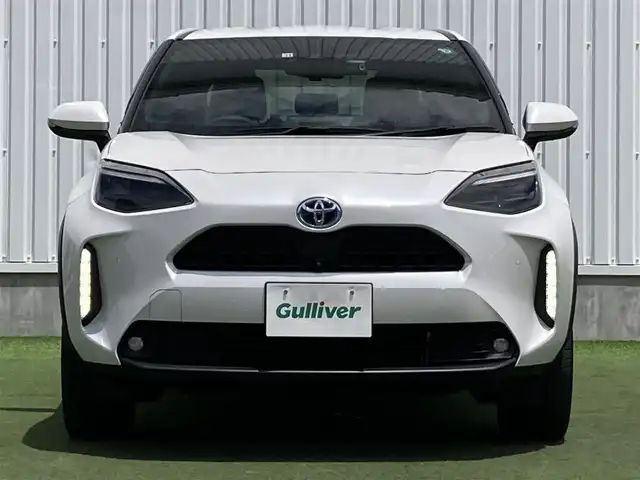 トヨタ ヤリスクロス ハイブリッド Z 香川県 2022(令4)年 1.8万km プラチナホワイトパールマイカ 登録時走行距離：17916km/メーカー純正ナビ機能付きディスプレイオーディオ/　BT接続 フルセグTV/全方位カメラ/前後ドライブレコーダー/ビルトインETC/プリクラッシュセーフティシステム/レーンキープアシスト/レーダークルーズコントロール/クリアランスソナー/ブラインドスポットモニター/オートハイビーム/LEDヘッドライト/オートライト/フォグランプ/電動格納ウィンカーミラー/ハーフレザーシート/シートヒーター/パワーシート/オ－トホールド機能付き電子パーキングブレーキ/革巻きステアリング/ステアリングスイッチ/ステアリングヒーター/プッシュスタート/スマートキー/スペアキー