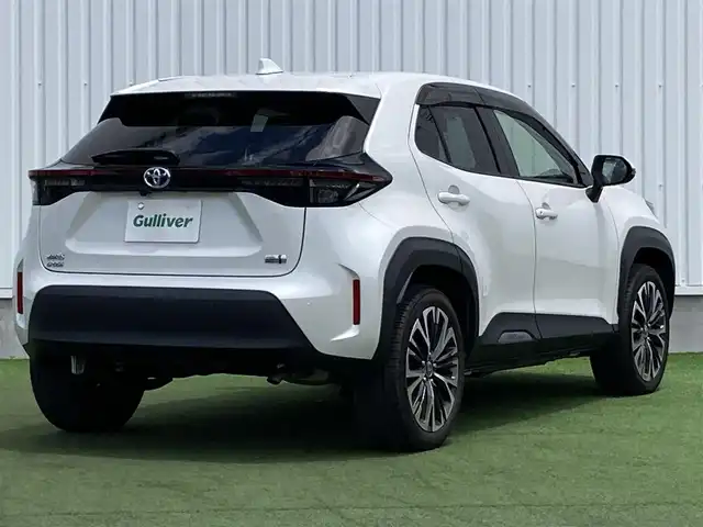 トヨタ ヤリスクロス ハイブリッド Z 香川県 2022(令4)年 1.8万km プラチナホワイトパールマイカ 登録時走行距離：17916km/メーカー純正ナビ機能付きディスプレイオーディオ/　BT接続 フルセグTV/全方位カメラ/前後ドライブレコーダー/ビルトインETC/プリクラッシュセーフティシステム/レーンキープアシスト/レーダークルーズコントロール/クリアランスソナー/ブラインドスポットモニター/オートハイビーム/LEDヘッドライト/オートライト/フォグランプ/電動格納ウィンカーミラー/ハーフレザーシート/シートヒーター/パワーシート/オ－トホールド機能付き電子パーキングブレーキ/革巻きステアリング/ステアリングスイッチ/ステアリングヒーター/プッシュスタート/スマートキー/スペアキー
