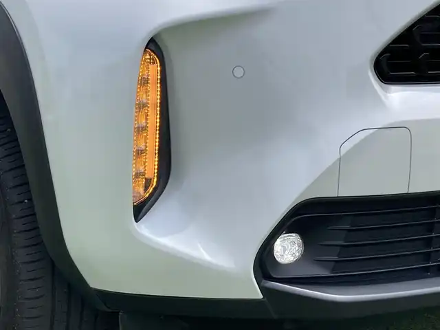 トヨタ ヤリスクロス ハイブリッド Z 香川県 2022(令4)年 1.8万km プラチナホワイトパールマイカ 登録時走行距離：17916km/メーカー純正ナビ機能付きディスプレイオーディオ/　BT接続 フルセグTV/全方位カメラ/前後ドライブレコーダー/ビルトインETC/プリクラッシュセーフティシステム/レーンキープアシスト/レーダークルーズコントロール/クリアランスソナー/ブラインドスポットモニター/オートハイビーム/LEDヘッドライト/オートライト/フォグランプ/電動格納ウィンカーミラー/ハーフレザーシート/シートヒーター/パワーシート/オ－トホールド機能付き電子パーキングブレーキ/革巻きステアリング/ステアリングスイッチ/ステアリングヒーター/プッシュスタート/スマートキー/スペアキー