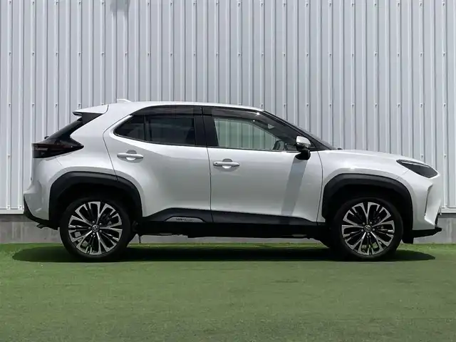 トヨタ ヤリスクロス ハイブリッド Z 香川県 2022(令4)年 1.8万km プラチナホワイトパールマイカ 登録時走行距離：17916km/メーカー純正ナビ機能付きディスプレイオーディオ/　BT接続 フルセグTV/全方位カメラ/前後ドライブレコーダー/ビルトインETC/プリクラッシュセーフティシステム/レーンキープアシスト/レーダークルーズコントロール/クリアランスソナー/ブラインドスポットモニター/オートハイビーム/LEDヘッドライト/オートライト/フォグランプ/電動格納ウィンカーミラー/ハーフレザーシート/シートヒーター/パワーシート/オ－トホールド機能付き電子パーキングブレーキ/革巻きステアリング/ステアリングスイッチ/ステアリングヒーター/プッシュスタート/スマートキー/スペアキー