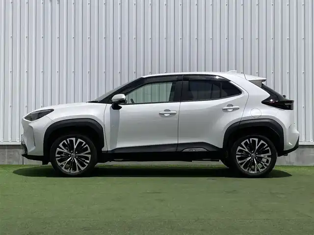 トヨタ ヤリスクロス ハイブリッド Z 香川県 2022(令4)年 1.8万km プラチナホワイトパールマイカ 登録時走行距離：17916km/メーカー純正ナビ機能付きディスプレイオーディオ/　BT接続 フルセグTV/全方位カメラ/前後ドライブレコーダー/ビルトインETC/プリクラッシュセーフティシステム/レーンキープアシスト/レーダークルーズコントロール/クリアランスソナー/ブラインドスポットモニター/オートハイビーム/LEDヘッドライト/オートライト/フォグランプ/電動格納ウィンカーミラー/ハーフレザーシート/シートヒーター/パワーシート/オ－トホールド機能付き電子パーキングブレーキ/革巻きステアリング/ステアリングスイッチ/ステアリングヒーター/プッシュスタート/スマートキー/スペアキー