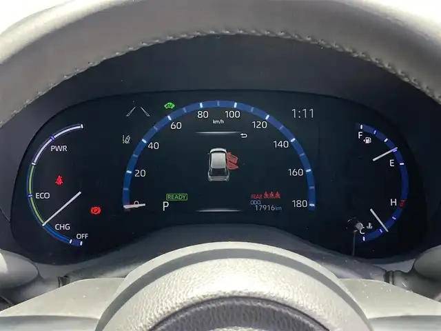 トヨタ ヤリスクロス ハイブリッド Z 香川県 2022(令4)年 1.8万km プラチナホワイトパールマイカ 登録時走行距離：17916km/メーカー純正ナビ機能付きディスプレイオーディオ/　BT接続 フルセグTV/全方位カメラ/前後ドライブレコーダー/ビルトインETC/プリクラッシュセーフティシステム/レーンキープアシスト/レーダークルーズコントロール/クリアランスソナー/ブラインドスポットモニター/オートハイビーム/LEDヘッドライト/オートライト/フォグランプ/電動格納ウィンカーミラー/ハーフレザーシート/シートヒーター/パワーシート/オ－トホールド機能付き電子パーキングブレーキ/革巻きステアリング/ステアリングスイッチ/ステアリングヒーター/プッシュスタート/スマートキー/スペアキー
