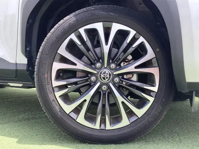 トヨタ ヤリスクロス ハイブリッド Z 香川県 2022(令4)年 1.8万km プラチナホワイトパールマイカ 登録時走行距離：17916km/メーカー純正ナビ機能付きディスプレイオーディオ/　BT接続 フルセグTV/全方位カメラ/前後ドライブレコーダー/ビルトインETC/プリクラッシュセーフティシステム/レーンキープアシスト/レーダークルーズコントロール/クリアランスソナー/ブラインドスポットモニター/オートハイビーム/LEDヘッドライト/オートライト/フォグランプ/電動格納ウィンカーミラー/ハーフレザーシート/シートヒーター/パワーシート/オ－トホールド機能付き電子パーキングブレーキ/革巻きステアリング/ステアリングスイッチ/ステアリングヒーター/プッシュスタート/スマートキー/スペアキー