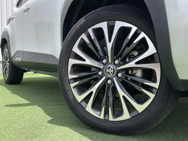 トヨタ ヤリスクロス ハイブリッド Z 香川県 2022(令4)年 1.8万km プラチナホワイトパールマイカ 登録時走行距離：17916km/メーカー純正ナビ機能付きディスプレイオーディオ/　BT接続 フルセグTV/全方位カメラ/前後ドライブレコーダー/ビルトインETC/プリクラッシュセーフティシステム/レーンキープアシスト/レーダークルーズコントロール/クリアランスソナー/ブラインドスポットモニター/オートハイビーム/LEDヘッドライト/オートライト/フォグランプ/電動格納ウィンカーミラー/ハーフレザーシート/シートヒーター/パワーシート/オ－トホールド機能付き電子パーキングブレーキ/革巻きステアリング/ステアリングスイッチ/ステアリングヒーター/プッシュスタート/スマートキー/スペアキー