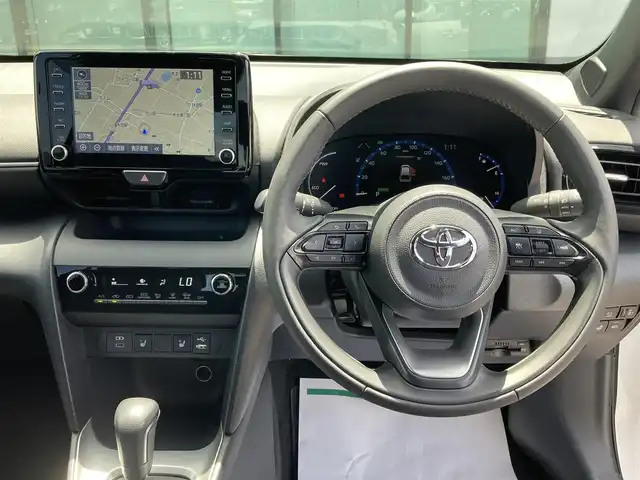 トヨタ ヤリスクロス ハイブリッド Z 香川県 2022(令4)年 1.8万km プラチナホワイトパールマイカ 登録時走行距離：17916km/メーカー純正ナビ機能付きディスプレイオーディオ/　BT接続 フルセグTV/全方位カメラ/前後ドライブレコーダー/ビルトインETC/プリクラッシュセーフティシステム/レーンキープアシスト/レーダークルーズコントロール/クリアランスソナー/ブラインドスポットモニター/オートハイビーム/LEDヘッドライト/オートライト/フォグランプ/電動格納ウィンカーミラー/ハーフレザーシート/シートヒーター/パワーシート/オ－トホールド機能付き電子パーキングブレーキ/革巻きステアリング/ステアリングスイッチ/ステアリングヒーター/プッシュスタート/スマートキー/スペアキー