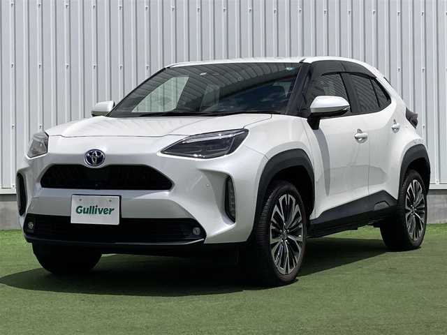 トヨタ ヤリスクロス ハイブリッド Z 香川県 2022(令4)年 1.8万km プラチナホワイトパールマイカ 登録時走行距離：17916km/メーカー純正ナビ機能付きディスプレイオーディオ/　BT接続 フルセグTV/全方位カメラ/前後ドライブレコーダー/ビルトインETC/プリクラッシュセーフティシステム/レーンキープアシスト/レーダークルーズコントロール/クリアランスソナー/ブラインドスポットモニター/オートハイビーム/LEDヘッドライト/オートライト/フォグランプ/電動格納ウィンカーミラー/ハーフレザーシート/シートヒーター/パワーシート/オ－トホールド機能付き電子パーキングブレーキ/革巻きステアリング/ステアリングスイッチ/ステアリングヒーター/プッシュスタート/スマートキー/スペアキー