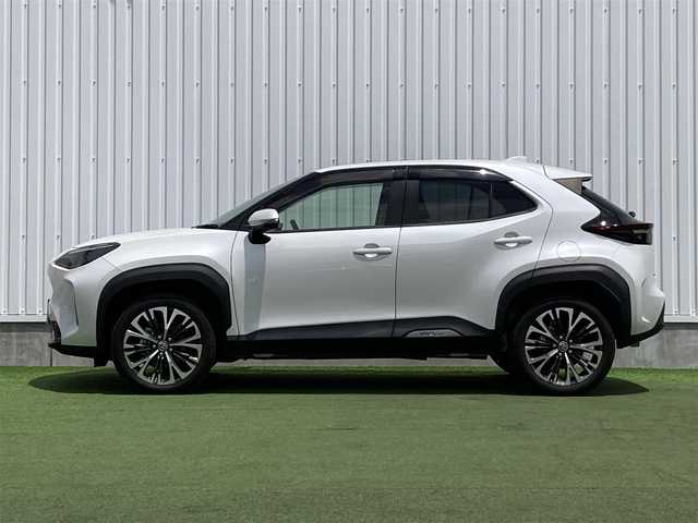 トヨタ ヤリスクロス ハイブリッド Z 香川県 2022(令4)年 1.8万km プラチナホワイトパールマイカ 登録時走行距離：17916km/メーカー純正ナビ機能付きディスプレイオーディオ/　BT接続 フルセグTV/全方位カメラ/前後ドライブレコーダー/ビルトインETC/プリクラッシュセーフティシステム/レーンキープアシスト/レーダークルーズコントロール/クリアランスソナー/ブラインドスポットモニター/オートハイビーム/LEDヘッドライト/オートライト/フォグランプ/電動格納ウィンカーミラー/ハーフレザーシート/シートヒーター/パワーシート/オ－トホールド機能付き電子パーキングブレーキ/革巻きステアリング/ステアリングスイッチ/ステアリングヒーター/プッシュスタート/スマートキー/スペアキー