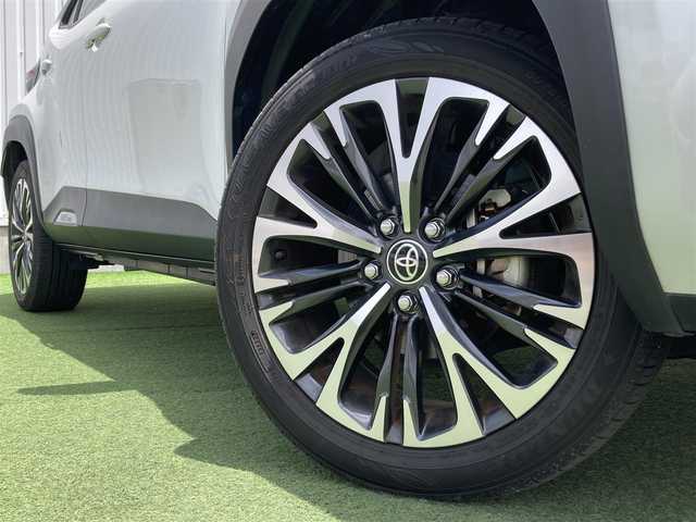 トヨタ ヤリスクロス ハイブリッド Z 香川県 2022(令4)年 1.8万km プラチナホワイトパールマイカ 登録時走行距離：17916km/メーカー純正ナビ機能付きディスプレイオーディオ/　BT接続 フルセグTV/全方位カメラ/前後ドライブレコーダー/ビルトインETC/プリクラッシュセーフティシステム/レーンキープアシスト/レーダークルーズコントロール/クリアランスソナー/ブラインドスポットモニター/オートハイビーム/LEDヘッドライト/オートライト/フォグランプ/電動格納ウィンカーミラー/ハーフレザーシート/シートヒーター/パワーシート/オ－トホールド機能付き電子パーキングブレーキ/革巻きステアリング/ステアリングスイッチ/ステアリングヒーター/プッシュスタート/スマートキー/スペアキー