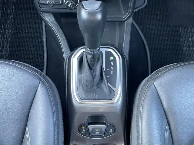 クライスラー・ジープ ジープ レネゲード リミテッド 福岡県 2018(平30)年 4.8万km アンヴィルクリアコート ワンオーナー/純正メーカーナビ/（Bluetooth対応/ワンセグ）/ブラインドスポットモニター/バックカメラ/電動リアゲート/前席パワーシート/クルーズコントロール/ルーフレール/ビルトインETC/レザーシート/純正アルミホイール/純正フロアマット/プッシュスタート/保証書/取扱説明書/スペアキー