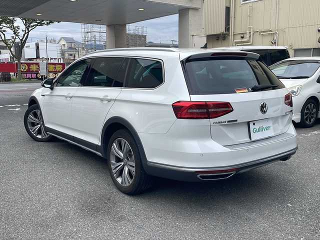 フォルクスワーゲン パサート オールトラック TDI 4モーション アドバンス 福岡県 2018(平30)年 5.6万km オリックスホワイトパールエフェクト 純正メーカーナビ/（AM・FM/CD/DVD/ジュークボックス/Bluetooth/ワンセグTV）/アイドリングストップ/衝突被害軽減システム/横滑り防止装置/レーンキープアシスト/アラウンドビューバックモニター/クルーズコントロール（追従あり）/パワーシート（D.N）/シートメモリー（D）/シートクーラー（D.N）/ハンドルヒーター/パドルシフト/オートホールド/ルーフレール/オートライト/フォグランプ/LEDライト/プッシュスタート/ビルトETC/純正AW/電格ミラー/スペアキー×1