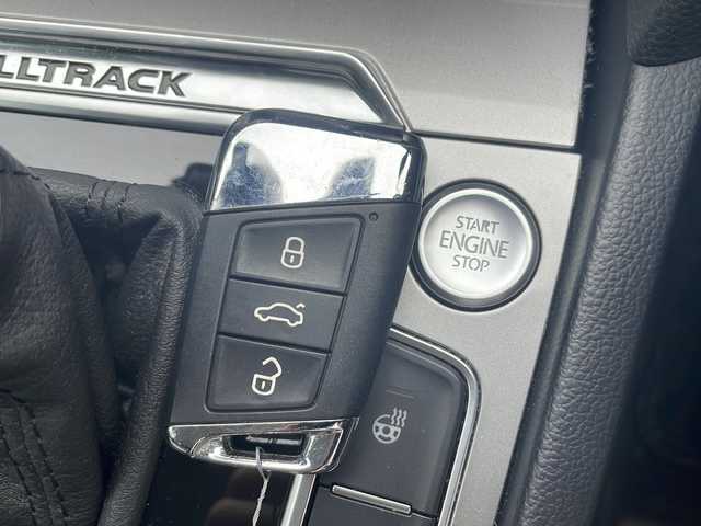 フォルクスワーゲン パサート オールトラック TDI 4モーション アドバンス 福岡県 2018(平30)年 5.6万km オリックスホワイトパールエフェクト 純正メーカーナビ/（AM・FM/CD/DVD/ジュークボックス/Bluetooth/ワンセグTV）/アイドリングストップ/衝突被害軽減システム/横滑り防止装置/レーンキープアシスト/アラウンドビューバックモニター/クルーズコントロール（追従あり）/パワーシート（D.N）/シートメモリー（D）/シートクーラー（D.N）/ハンドルヒーター/パドルシフト/オートホールド/ルーフレール/オートライト/フォグランプ/LEDライト/プッシュスタート/ビルトETC/純正AW/電格ミラー/スペアキー×1