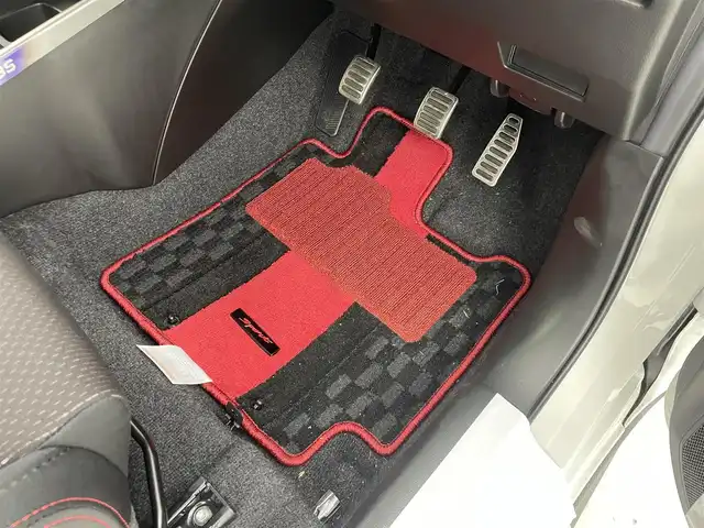 スズキ スイフト スポーツ ZC33S ファイナルED 群馬県 2025(令7)年 0.1千km ピュアホワイトパール/ブラック2トーンルーフ 登録済未使用車：登録時走行距離12km/特別仕様車【ZC33S Final Edition】/・専用装備/（専用エクステリア　フロントグリル/LEDフロントフォグランプ　フォグランプベゼル/17インチアルミホイール/ブレーキキャリパー【レッド】/Cピラーデカール/エンブレム）/・ヒートグラデーション加飾/ツートーンルーフ/＝＝＝＝＝＝＝＝/特別仕様車　登録済未使用車　１７インチアルミ　キャリパー　ヒートグラデーション加飾　ツートーンルーフ　デュアルカメラブレーキサポート　追従クルーズコントロール　シートヒーター　スマートキー　６ＭＴ/オーディオレス　欠穴