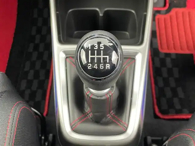 スズキ スイフト スポーツ ZC33S ファイナルED 群馬県 2025(令7)年 0.1千km ピュアホワイトパール/ブラック2トーンルーフ 登録済未使用車：登録時走行距離12km/特別仕様車【ZC33S Final Edition】/・専用装備/（専用エクステリア　フロントグリル/LEDフロントフォグランプ　フォグランプベゼル/17インチアルミホイール/ブレーキキャリパー【レッド】/Cピラーデカール/エンブレム）/・ヒートグラデーション加飾/ツートーンルーフ/＝＝＝＝＝＝＝＝/特別仕様車　登録済未使用車　１７インチアルミ　キャリパー　ヒートグラデーション加飾　ツートーンルーフ　デュアルカメラブレーキサポート　追従クルーズコントロール　シートヒーター　スマートキー　６ＭＴ/オーディオレス　欠穴