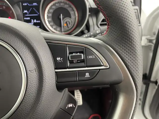 スズキ スイフト スポーツ ZC33S ファイナルED 群馬県 2025(令7)年 0.1千km ピュアホワイトパール/ブラック2トーンルーフ 登録済未使用車：登録時走行距離12km/特別仕様車【ZC33S Final Edition】/・専用装備/（専用エクステリア　フロントグリル/LEDフロントフォグランプ　フォグランプベゼル/17インチアルミホイール/ブレーキキャリパー【レッド】/Cピラーデカール/エンブレム）/・ヒートグラデーション加飾/ツートーンルーフ/＝＝＝＝＝＝＝＝/特別仕様車　登録済未使用車　１７インチアルミ　キャリパー　ヒートグラデーション加飾　ツートーンルーフ　デュアルカメラブレーキサポート　追従クルーズコントロール　シートヒーター　スマートキー　６ＭＴ/オーディオレス　欠穴