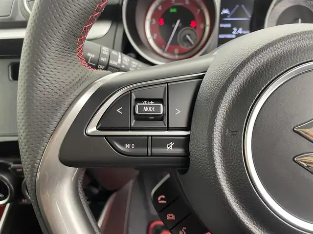 スズキ スイフト スポーツ ZC33S ファイナルED 群馬県 2025(令7)年 0.1千km ピュアホワイトパール/ブラック2トーンルーフ 登録済未使用車：登録時走行距離12km/特別仕様車【ZC33S Final Edition】/・専用装備/（専用エクステリア　フロントグリル/LEDフロントフォグランプ　フォグランプベゼル/17インチアルミホイール/ブレーキキャリパー【レッド】/Cピラーデカール/エンブレム）/・ヒートグラデーション加飾/ツートーンルーフ/＝＝＝＝＝＝＝＝/特別仕様車　登録済未使用車　１７インチアルミ　キャリパー　ヒートグラデーション加飾　ツートーンルーフ　デュアルカメラブレーキサポート　追従クルーズコントロール　シートヒーター　スマートキー　６ＭＴ/オーディオレス　欠穴