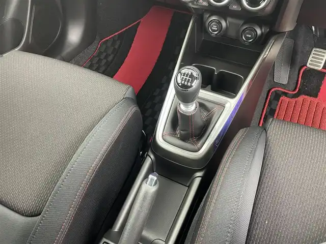 スズキ スイフト スポーツ ZC33S ファイナルED 群馬県 2025(令7)年 0.1千km ピュアホワイトパール/ブラック2トーンルーフ 登録済未使用車：登録時走行距離12km/特別仕様車【ZC33S Final Edition】/・専用装備/（専用エクステリア　フロントグリル/LEDフロントフォグランプ　フォグランプベゼル/17インチアルミホイール/ブレーキキャリパー【レッド】/Cピラーデカール/エンブレム）/・ヒートグラデーション加飾/ツートーンルーフ/＝＝＝＝＝＝＝＝/特別仕様車　登録済未使用車　１７インチアルミ　キャリパー　ヒートグラデーション加飾　ツートーンルーフ　デュアルカメラブレーキサポート　追従クルーズコントロール　シートヒーター　スマートキー　６ＭＴ/オーディオレス　欠穴