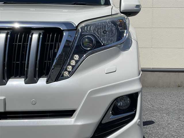 トヨタ ランドクルーザー プラド TX Lパッケージ 茨城県 2015(平27)年 9.3万km ホワイトパールクリスタルシャイン 中期型モデル/革巻きステアリング/純正メーカーナビ/フロントカメラ/サイドカメラ/バックカメラ/サンルーフ/ブラウンレザーシート/シートヒーター/電動格納サードシート/モデリスタ製エアロ/LEDヘッドライト/ビルドインETC/パワーシート/プッシュスタート