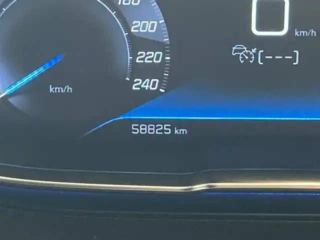 プジョー ３００８ GT ブルー HDi 熊本県 2020(令2)年 5.9万km 黒 ・スマートキー/・プッシュスタート/・パノラマサンルーフ/・アクティブセーフティブレーキ/・疲労検知/・インテリジェントハイビーム/・レーンキープアシスト/・パーキングアシスト/・パーキングセンサー/・ブラインドスポットモニター/・疲労検知/・クルーズコントロール(追従式)/・ハーフレザーシート/・D席パワーシート/・前席シートヒーター /・純正メモリナビ/　【Bluetooth・USB・AppleCarPlay・AndroidAuto】/・フルセグTV/・バックカメラ/・フロントカメラ＆左サイドカメラ/・ETC/・パワーバックドア/・LEDヘッドランプ/・LEDフォグランプ/・純正マット