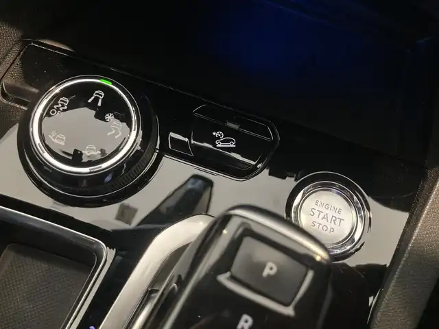 プジョー ３００８ GT ブルー HDi 熊本県 2020(令2)年 5.9万km 黒 ・スマートキー/・プッシュスタート/・パノラマサンルーフ/・アクティブセーフティブレーキ/・疲労検知/・インテリジェントハイビーム/・レーンキープアシスト/・パーキングアシスト/・パーキングセンサー/・ブラインドスポットモニター/・疲労検知/・クルーズコントロール(追従式)/・ハーフレザーシート/・D席パワーシート/・前席シートヒーター /・純正メモリナビ/　【Bluetooth・USB・AppleCarPlay・AndroidAuto】/・フルセグTV/・バックカメラ/・フロントカメラ＆左サイドカメラ/・ETC/・パワーバックドア/・LEDヘッドランプ/・LEDフォグランプ/・純正マット