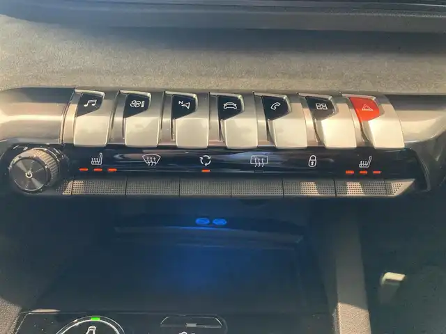 プジョー ３００８ GT ブルー HDi 熊本県 2020(令2)年 5.9万km 黒 ・スマートキー/・プッシュスタート/・パノラマサンルーフ/・アクティブセーフティブレーキ/・疲労検知/・インテリジェントハイビーム/・レーンキープアシスト/・パーキングアシスト/・パーキングセンサー/・ブラインドスポットモニター/・疲労検知/・クルーズコントロール(追従式)/・ハーフレザーシート/・D席パワーシート/・前席シートヒーター /・純正メモリナビ/　【Bluetooth・USB・AppleCarPlay・AndroidAuto】/・フルセグTV/・バックカメラ/・フロントカメラ＆左サイドカメラ/・ETC/・パワーバックドア/・LEDヘッドランプ/・LEDフォグランプ/・純正マット