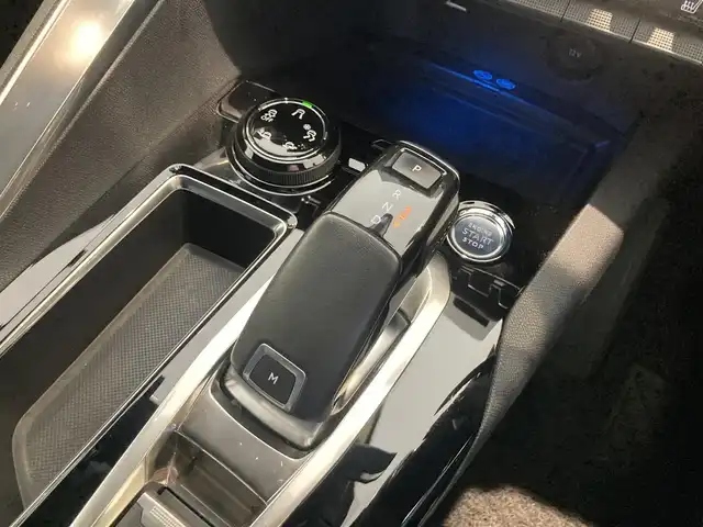 プジョー ３００８ GT ブルー HDi 熊本県 2020(令2)年 5.9万km 黒 ・スマートキー/・プッシュスタート/・パノラマサンルーフ/・アクティブセーフティブレーキ/・疲労検知/・インテリジェントハイビーム/・レーンキープアシスト/・パーキングアシスト/・パーキングセンサー/・ブラインドスポットモニター/・疲労検知/・クルーズコントロール(追従式)/・ハーフレザーシート/・D席パワーシート/・前席シートヒーター /・純正メモリナビ/　【Bluetooth・USB・AppleCarPlay・AndroidAuto】/・フルセグTV/・バックカメラ/・フロントカメラ＆左サイドカメラ/・ETC/・パワーバックドア/・LEDヘッドランプ/・LEDフォグランプ/・純正マット