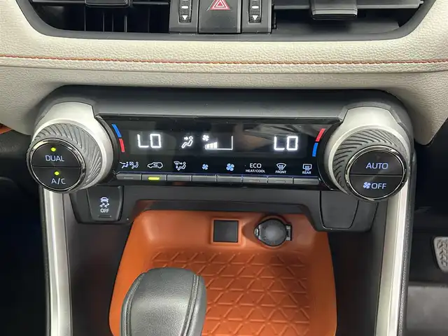 トヨタ ＲＡＶ４ アドベンチャー 道央・札幌 2020(令2)年 5.2万km アーバンカーキ ・４WD/・純正9インチナビ/　CD/DVD/SD/BT/フルセグ/・バックカメラ/・デジタルインナーミラー/・ビルトインETC/・トヨタセーフティセンス/・レーダークルーズコントロール/・レーンキープアシスト/・オートハイビーム/・クリアランスソナー/・JAOS製バンパーガード/・JAOS製サイドガード/・パワーシート/・LEDヘッドライト/・フォグライト/・オートライト/・プッシュスタート/・スマートキー/・純正フロアマット/・ドアバイザー