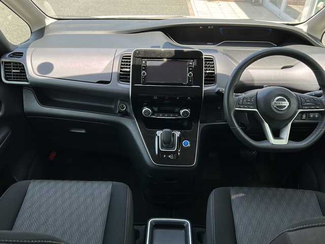 日産 セレナ e－パワー ハイウェイスター V 福岡県 2019(令1)年 3.9万km ブリリアントホワイトパール ・純正ナビ（フルセグ/CD/DVD）/・全方位カメラ/・両側パワースライドドア/・エマージェンシーブレーキ/・オートクルーズコントロール/・クリアランスソナー/・レーンキープアシスト/・横滑り防止装置/・BSM/・LEDヘッドライト/・LEDフォグライト/・オートライト/・純正16インチAW/・ドライブレコーダー/・スペアキー/・USB入力端子/・純正フロアマット/・インテリジェントキー