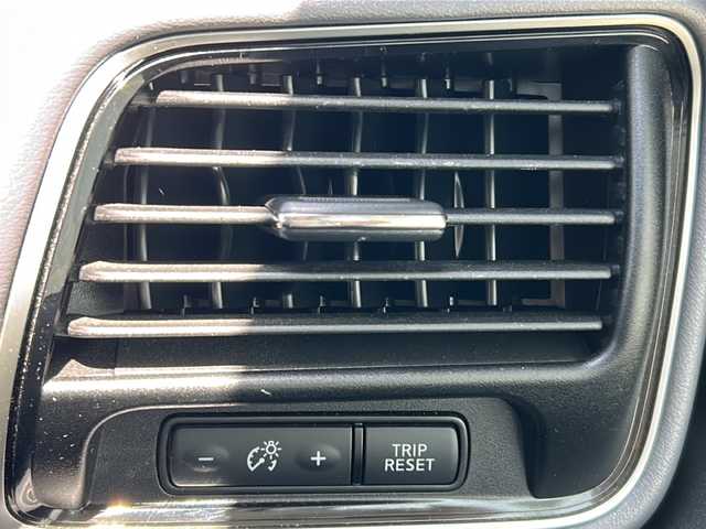 日産 セレナ e－パワー ハイウェイスター V 福岡県 2019(令1)年 3.9万km ブリリアントホワイトパール ・純正ナビ（フルセグ/CD/DVD）/・全方位カメラ/・両側パワースライドドア/・エマージェンシーブレーキ/・オートクルーズコントロール/・クリアランスソナー/・レーンキープアシスト/・横滑り防止装置/・BSM/・LEDヘッドライト/・LEDフォグライト/・オートライト/・純正16インチAW/・ドライブレコーダー/・スペアキー/・USB入力端子/・純正フロアマット/・インテリジェントキー