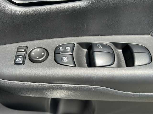 日産 セレナ e－パワー ハイウェイスター V 福岡県 2019(令1)年 3.9万km ブリリアントホワイトパール ・純正ナビ（フルセグ/CD/DVD）/・全方位カメラ/・両側パワースライドドア/・エマージェンシーブレーキ/・オートクルーズコントロール/・クリアランスソナー/・レーンキープアシスト/・横滑り防止装置/・BSM/・LEDヘッドライト/・LEDフォグライト/・オートライト/・純正16インチAW/・ドライブレコーダー/・スペアキー/・USB入力端子/・純正フロアマット/・インテリジェントキー