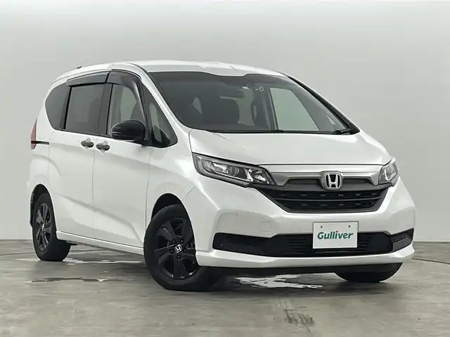 ホンダ フリード ハイブリット G ブラックスタイル 福島県 2023(令5)年 2.3万km プラチナホワイトパール ホンダセンシング/・衝突軽減ブレーキ（CMBS）/・誤発進抑制機能/・後方誤発進抑制機能/・近距離衝突軽減ブレーキ/・歩行者事故低減ステアリング/・路外逸脱抑制機能/・アダプティブクルーズコントロール（ACC）/・車線維持支援システム（LKAS）/・トラフィックジャムアシスト(渋滞運転支援機能）/・先行車発進お知らせ機能/・標識認識機能/・後退出庫サポート/・急アクセル抑制機能/純正ナビ：VXM-224VFi/・フルセグ/BT/CD/DVD/SD/USB/FM/AM/・バックカメラ/・ETC/両側パワースライドドア/ドライブレコーダー/シートヒーター/革巻きステアリング/・ステアリングスイッチ/ＬＥＤヘッドライト/・オートライト/純正フロント/ドアバイザー/電動格納ミラー/スマートキー/・プッシュスタート