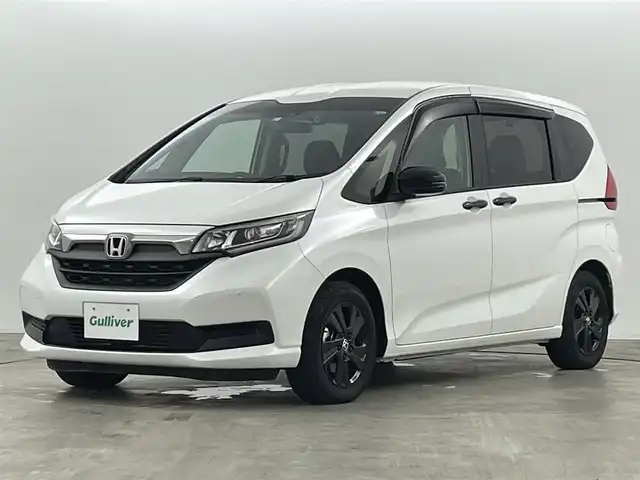 ホンダ フリード ハイブリット G ブラックスタイル 福島県 2023(令5)年 2.3万km プラチナホワイトパール ホンダセンシング/・衝突軽減ブレーキ（CMBS）/・誤発進抑制機能/・後方誤発進抑制機能/・近距離衝突軽減ブレーキ/・歩行者事故低減ステアリング/・路外逸脱抑制機能/・アダプティブクルーズコントロール（ACC）/・車線維持支援システム（LKAS）/・トラフィックジャムアシスト(渋滞運転支援機能）/・先行車発進お知らせ機能/・標識認識機能/・後退出庫サポート/・急アクセル抑制機能/純正ナビ：VXM-224VFi/・フルセグ/BT/CD/DVD/SD/USB/FM/AM/・バックカメラ/・ETC/両側パワースライドドア/ドライブレコーダー/シートヒーター/革巻きステアリング/・ステアリングスイッチ/ＬＥＤヘッドライト/・オートライト/純正フロント/ドアバイザー/電動格納ミラー/スマートキー/・プッシュスタート