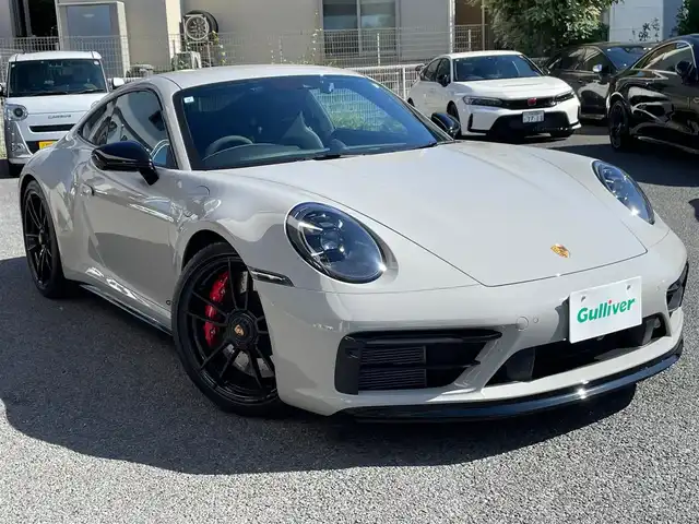 ポルシェ ポルシェ ９１１ カレラ4 GTS 神奈川県 2023(令5)年 0.4万km グレー サンルーフ/スポーツクロノ/スポーツエグゾースト/PASM/純正20/21インチAW/エクステリアパッケージ/電動リヤスポイラー/レッドブレーキキャリパー/LEDヘッドライト/ハーフレザーシート/前席パワーシート/シートヒーター/アルカンターラステアリング/アルカンターラトリム/センターコンソールPORSCHE刺繍/BOSEスピーカー/レーダークルーズコントロール/PCS/BSM/コーナーセンサー/純正メモリーナビ/純正USB/BT再生/Apple Car Play、Android Auto、Spotify/全方位カメラ/ETC2.0/前後ドライブレコーダー/スマートキー×2/パドルシフト/電格ミラー/アイドリングストップ/R6/7年ディーラー整備記録/保証書・取説あり