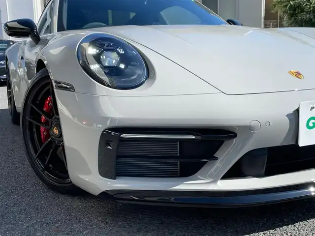 ポルシェ ポルシェ ９１１ カレラ4 GTS 神奈川県 2023(令5)年 0.4万km グレー サンルーフ/スポーツクロノ/スポーツエグゾースト/PASM/純正20/21インチAW/エクステリアパッケージ/電動リヤスポイラー/レッドブレーキキャリパー/LEDヘッドライト/ハーフレザーシート/前席パワーシート/シートヒーター/アルカンターラステアリング/アルカンターラトリム/センターコンソールPORSCHE刺繍/BOSEスピーカー/レーダークルーズコントロール/PCS/BSM/コーナーセンサー/純正メモリーナビ/純正USB/BT再生/Apple Car Play、Android Auto、Spotify/全方位カメラ/ETC2.0/前後ドライブレコーダー/スマートキー×2/パドルシフト/電格ミラー/アイドリングストップ/R6/7年ディーラー整備記録/保証書・取説あり
