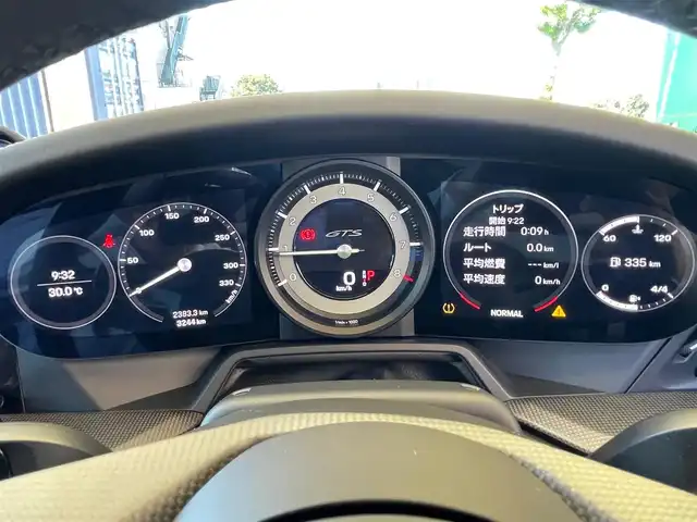 ポルシェ ポルシェ ９１１ カレラ4 GTS 神奈川県 2023(令5)年 0.4万km グレー サンルーフ/スポーツクロノ/スポーツエグゾースト/PASM/純正20/21インチAW/エクステリアパッケージ/電動リヤスポイラー/レッドブレーキキャリパー/LEDヘッドライト/ハーフレザーシート/前席パワーシート/シートヒーター/アルカンターラステアリング/アルカンターラトリム/センターコンソールPORSCHE刺繍/BOSEスピーカー/レーダークルーズコントロール/PCS/BSM/コーナーセンサー/純正メモリーナビ/純正USB/BT再生/Apple Car Play、Android Auto、Spotify/全方位カメラ/ETC2.0/前後ドライブレコーダー/スマートキー×2/パドルシフト/電格ミラー/アイドリングストップ/R6/7年ディーラー整備記録/保証書・取説あり