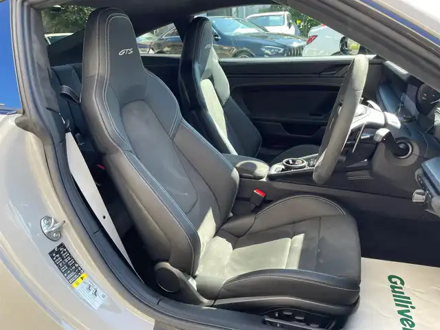 ポルシェ ポルシェ ９１１ カレラ4 GTS 神奈川県 2023(令5)年 0.4万km グレー サンルーフ/スポーツクロノ/スポーツエグゾースト/PASM/純正20/21インチAW/エクステリアパッケージ/電動リヤスポイラー/レッドブレーキキャリパー/LEDヘッドライト/ハーフレザーシート/前席パワーシート/シートヒーター/アルカンターラステアリング/アルカンターラトリム/センターコンソールPORSCHE刺繍/BOSEスピーカー/レーダークルーズコントロール/PCS/BSM/コーナーセンサー/純正メモリーナビ/純正USB/BT再生/Apple Car Play、Android Auto、Spotify/全方位カメラ/ETC2.0/前後ドライブレコーダー/スマートキー×2/パドルシフト/電格ミラー/アイドリングストップ/R6/7年ディーラー整備記録/保証書・取説あり