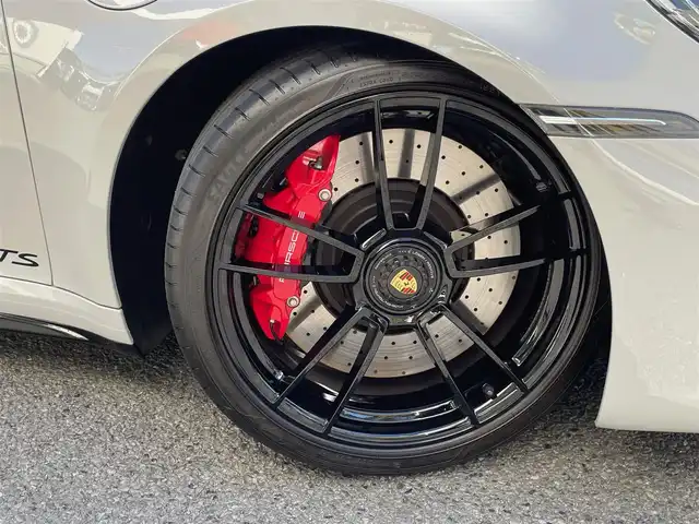 ポルシェ ポルシェ ９１１ カレラ4 GTS 神奈川県 2023(令5)年 0.4万km グレー サンルーフ/スポーツクロノ/スポーツエグゾースト/PASM/純正20/21インチAW/エクステリアパッケージ/電動リヤスポイラー/レッドブレーキキャリパー/LEDヘッドライト/ハーフレザーシート/前席パワーシート/シートヒーター/アルカンターラステアリング/アルカンターラトリム/センターコンソールPORSCHE刺繍/BOSEスピーカー/レーダークルーズコントロール/PCS/BSM/コーナーセンサー/純正メモリーナビ/純正USB/BT再生/Apple Car Play、Android Auto、Spotify/全方位カメラ/ETC2.0/前後ドライブレコーダー/スマートキー×2/パドルシフト/電格ミラー/アイドリングストップ/R6/7年ディーラー整備記録/保証書・取説あり