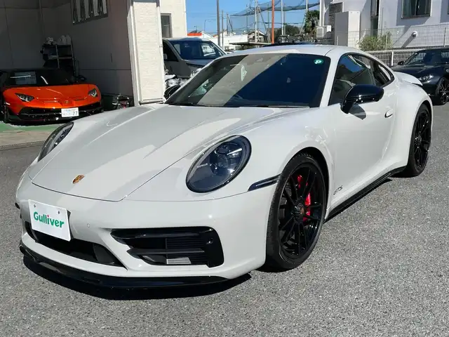 ポルシェ ポルシェ ９１１ カレラ4 GTS 神奈川県 2023(令5)年 0.4万km グレー サンルーフ/スポーツクロノ/スポーツエグゾースト/PASM/純正20/21インチAW/エクステリアパッケージ/電動リヤスポイラー/レッドブレーキキャリパー/LEDヘッドライト/ハーフレザーシート/前席パワーシート/シートヒーター/アルカンターラステアリング/アルカンターラトリム/センターコンソールPORSCHE刺繍/BOSEスピーカー/レーダークルーズコントロール/PCS/BSM/コーナーセンサー/純正メモリーナビ/純正USB/BT再生/Apple Car Play、Android Auto、Spotify/全方位カメラ/ETC2.0/前後ドライブレコーダー/スマートキー×2/パドルシフト/電格ミラー/アイドリングストップ/R6/7年ディーラー整備記録/保証書・取説あり