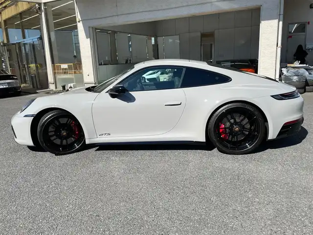 ポルシェ ポルシェ ９１１ カレラ4 GTS 神奈川県 2023(令5)年 0.4万km グレー サンルーフ/スポーツクロノ/スポーツエグゾースト/PASM/純正20/21インチAW/エクステリアパッケージ/電動リヤスポイラー/レッドブレーキキャリパー/LEDヘッドライト/ハーフレザーシート/前席パワーシート/シートヒーター/アルカンターラステアリング/アルカンターラトリム/センターコンソールPORSCHE刺繍/BOSEスピーカー/レーダークルーズコントロール/PCS/BSM/コーナーセンサー/純正メモリーナビ/純正USB/BT再生/Apple Car Play、Android Auto、Spotify/全方位カメラ/ETC2.0/前後ドライブレコーダー/スマートキー×2/パドルシフト/電格ミラー/アイドリングストップ/R6/7年ディーラー整備記録/保証書・取説あり