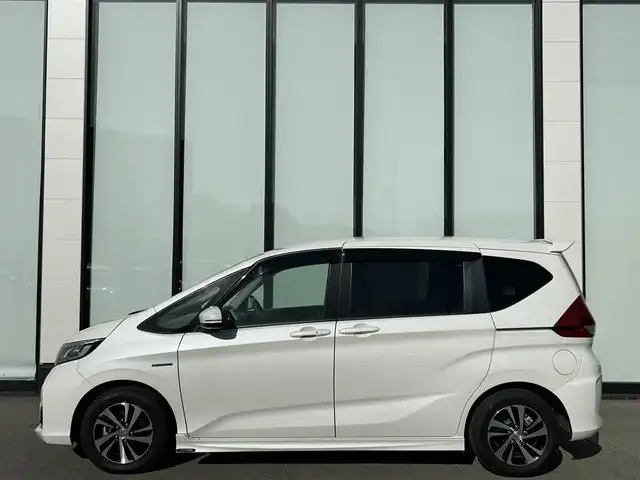 ホンダ フリード ハイブリット EX 大阪府 2019(令1)年 2.2万km ホワイトオーキッドパール 純正7インチナビ/　（CD/DVD/Bluetooth/USB/SD）/ホンダセンシング /モデューロエアロ/　（フロント、サイド、リア） /バックカメラ /ビルトインETC /Cパッケージ/　（プラズマクラスター搭載エアコン/ロールサンシェード/IR/UVカットガラス/コンフォートビューパッケージ）/Sパッケージ/　（本革巻きステアリング/コンビシート＆専用インテリア/15インチアルミホイール/シートバックアッパーポケット） /ハーフレザーシート/　（前席シートヒーター） /前後ドライブレコーダー /両側パワースライドドア/LEDヘッドライト/　（アクティブコーナリングライト）/純正フロアマット/　（ラゲッジマットなし）