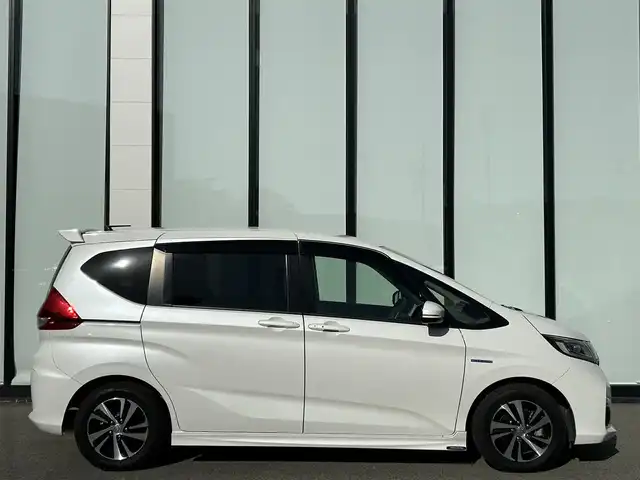 ホンダ フリード ハイブリット EX 大阪府 2019(令1)年 2.2万km ホワイトオーキッドパール 純正7インチナビ/　（CD/DVD/Bluetooth/USB/SD）/ホンダセンシング /モデューロエアロ/　（フロント、サイド、リア） /バックカメラ /ビルトインETC /Cパッケージ/　（プラズマクラスター搭載エアコン/ロールサンシェード/IR/UVカットガラス/コンフォートビューパッケージ）/Sパッケージ/　（本革巻きステアリング/コンビシート＆専用インテリア/15インチアルミホイール/シートバックアッパーポケット） /ハーフレザーシート/　（前席シートヒーター） /前後ドライブレコーダー /両側パワースライドドア/LEDヘッドライト/　（アクティブコーナリングライト）/純正フロアマット/　（ラゲッジマットなし）