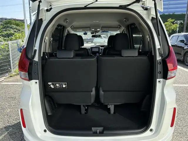 ホンダ フリード ハイブリット EX 大阪府 2019(令1)年 2.2万km ホワイトオーキッドパール 純正7インチナビ/　（CD/DVD/Bluetooth/USB/SD）/ホンダセンシング /モデューロエアロ/　（フロント、サイド、リア） /バックカメラ /ビルトインETC /Cパッケージ/　（プラズマクラスター搭載エアコン/ロールサンシェード/IR/UVカットガラス/コンフォートビューパッケージ）/Sパッケージ/　（本革巻きステアリング/コンビシート＆専用インテリア/15インチアルミホイール/シートバックアッパーポケット） /ハーフレザーシート/　（前席シートヒーター） /前後ドライブレコーダー /両側パワースライドドア/LEDヘッドライト/　（アクティブコーナリングライト）/純正フロアマット/　（ラゲッジマットなし）