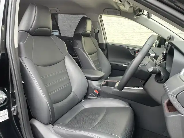 トヨタ ＲＡＶ４ G 埼玉県 2023(令5)年 5.6万km アティチュードブラックマイカ /ワンオーナー//4WD//純正10.5型メモリナビ//フルセグTV//全方位モニター//Bluetoothオーディオ//黒レザーシート//運転席パワーシート//前2席シートヒータ&エアシート//ステアリングヒーター//アダプティブクルーズコントロール//ビルトインETC2.0//スマートキーx2//LEDヘッドライト&LEDフォグ//パワーバックドア//PCS/LTA/BSM//RCTA/PKSB/RSA//クリアランスソナー//ドライブレコーダー//W.サイドエアバッグ//カーテン.ニーエアバッグ//ABS/横滑り防止装置//オートライト/オートハイビーム//革巻きステアリング//スモークフィルム//ドアバイザー//純正18インチAW//新車時保証書//取扱説明書//マルチメディア取説