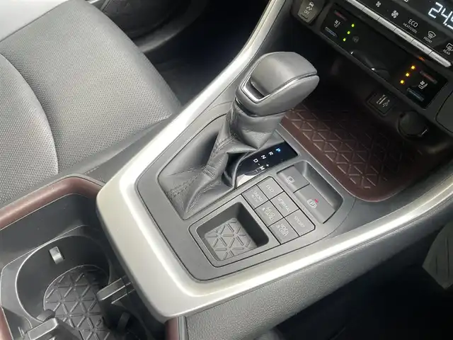トヨタ ＲＡＶ４ G 埼玉県 2023(令5)年 5.6万km アティチュードブラックマイカ /ワンオーナー//4WD//純正10.5型メモリナビ//フルセグTV//全方位モニター//Bluetoothオーディオ//黒レザーシート//運転席パワーシート//前2席シートヒータ&エアシート//ステアリングヒーター//アダプティブクルーズコントロール//ビルトインETC2.0//スマートキーx2//LEDヘッドライト&LEDフォグ//パワーバックドア//PCS/LTA/BSM//RCTA/PKSB/RSA//クリアランスソナー//ドライブレコーダー//W.サイドエアバッグ//カーテン.ニーエアバッグ//ABS/横滑り防止装置//オートライト/オートハイビーム//革巻きステアリング//スモークフィルム//ドアバイザー//純正18インチAW//新車時保証書//取扱説明書//マルチメディア取説